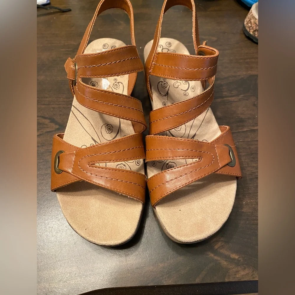 BareTraps Women's Brown Strappy Sandals 8.5 W.  NWOT - Picture 2 of 6